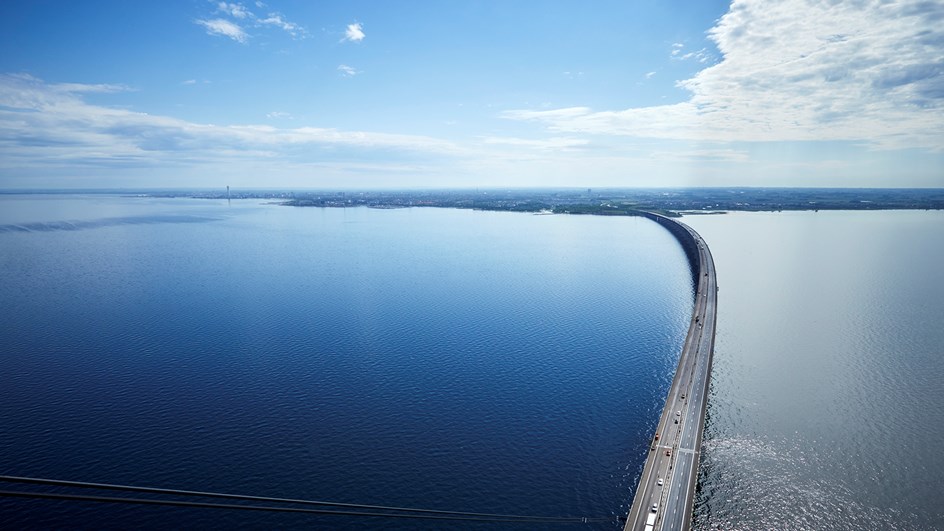 Öresundsbron är 15,9 kilometer lång och 203,5 meter hög. oresundsbron-hav-himmel-a-test-high