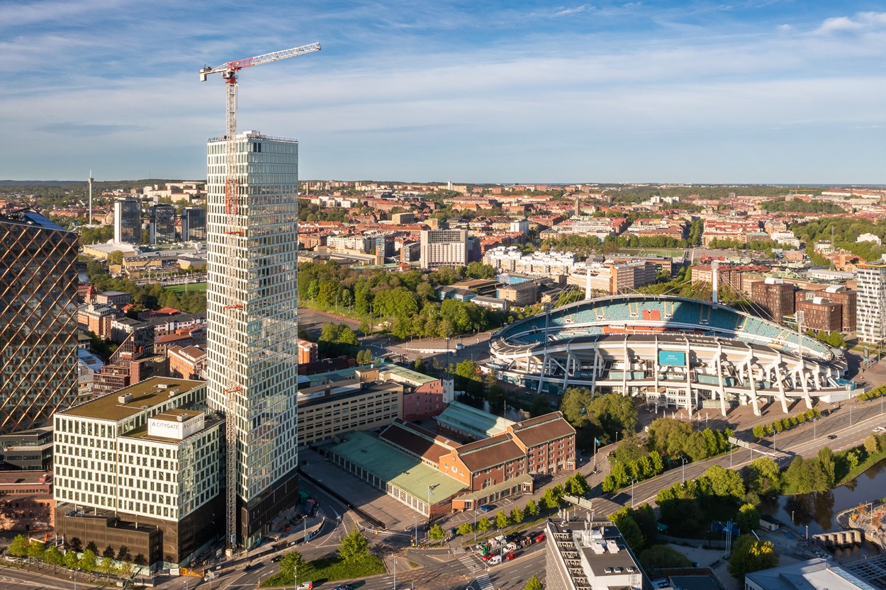 Drönarvy över Göteborg och Ullevi med högt kontorshus till vänster i bilden.