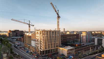 Byggarbetsplatsen är tydligt avspärrad och säkerhetstänket är stort.