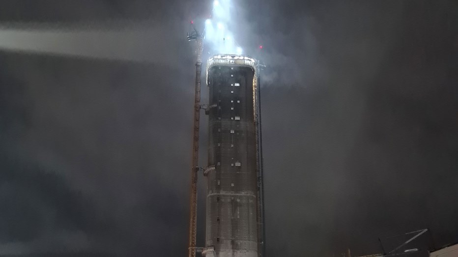 The work has been going on around the clock for three months. One concrete truck per hour has delivered material to the tower. The work has been going on around the clock for three months. One concrete truck per hour has delivered material to the tower.