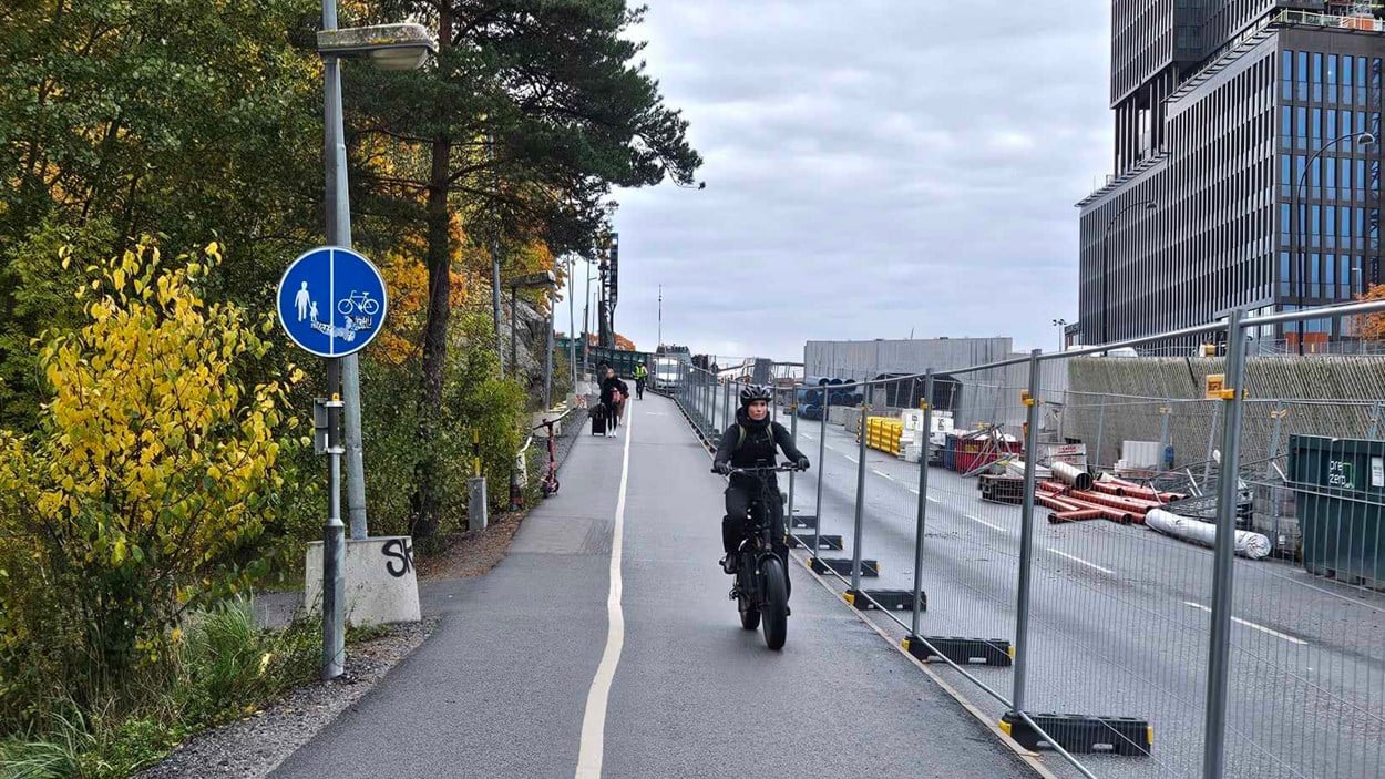 Södra centrala nacka cyklist vid avspärrning