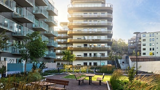 Solen går ner i ett nybyggt bostadsområde.