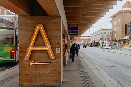 Här möts resenärer av en vacker portal i lokalt tillverkat limträ, ett hållbart material som hyllar stadens träbyggnadstradition. Foto Anton Matsjons