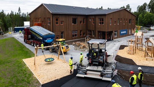 Asfaltering pågår under bygget av en förskola i Östersund.