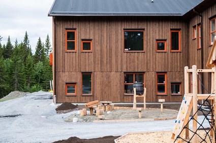 För närmiljön är de positiva effekterna med låga ljudnivåer, lägre maskinvibrationer och inga avgaslukter de mest påtagliga