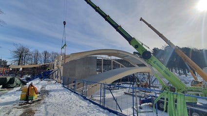 Ishallens stomme och tak är byggda av limträbågar och limträpelare vilket är ett förnybart byggmaterial