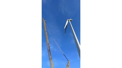 En vinge monteras till ett vindkraftverk
