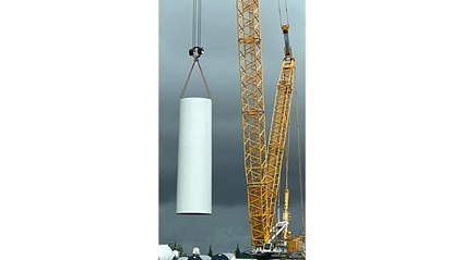 Ett torn till ett vindkraftverk monteras.