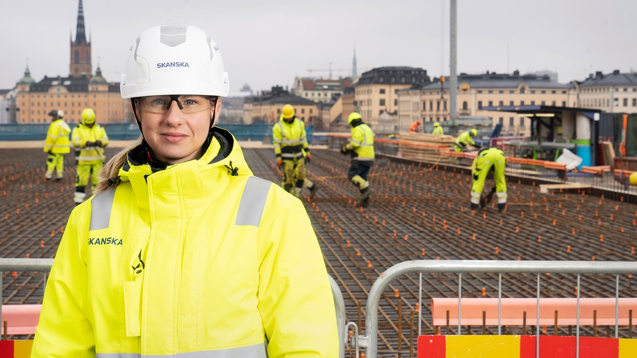 Kvinna i skyddsutrustning och hjälm i Slussen i Stockholm.