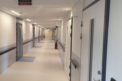 Tidigare behövde patienterna gå ut i korridoren för att besöka toaletten.