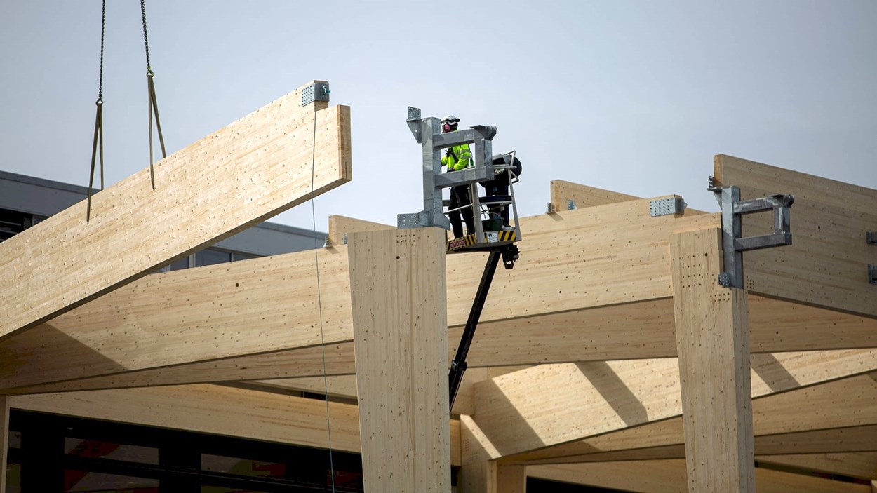 Byggarbetare i en bygghiss i projekt på Arlanda.