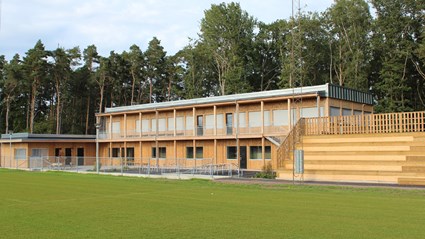 Vid Södra Utmarkens idrottsplats i Kalmar har Skanska byggt ett nytt klubbhus på cirka 900 kvadratmeter.