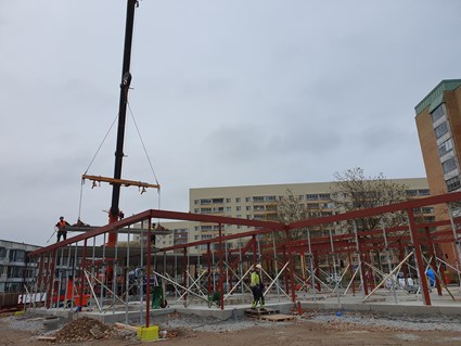 Förskolan är byggd med en betongplatta på mark, stålstomme med lätta väggelement och med en fasad av fibercementskivor.