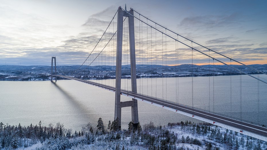The bridge construction needs to be strong enough for the weather in northern Sweden, involving wind, ice and snow. The bridge construction needs to be strong enough for the weather in northern Sweden, involving wind, ice and snow.