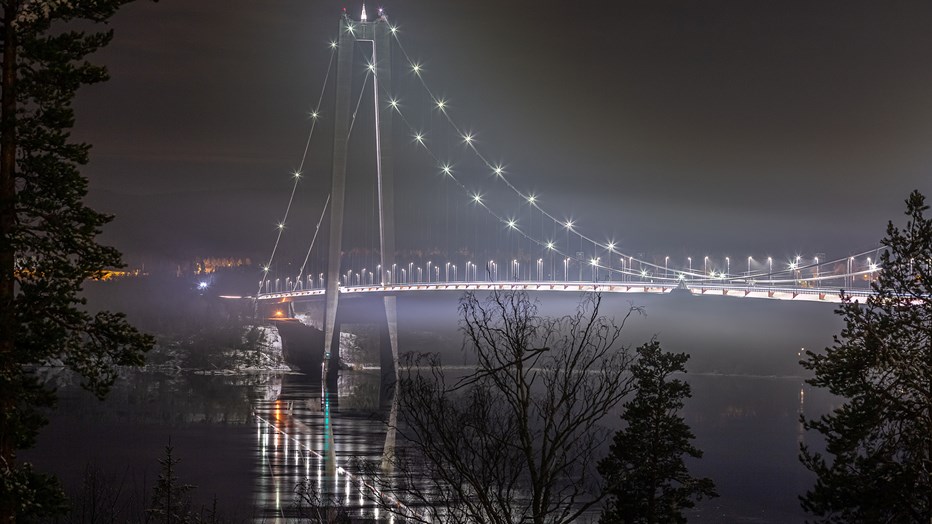 The two main cables consist of 12,000 parallel wires, and the span between the pylons is 1,210 meters. The two main cables consist of 12,000 parallel wires, and the span between the pylons is 1,210 meters.