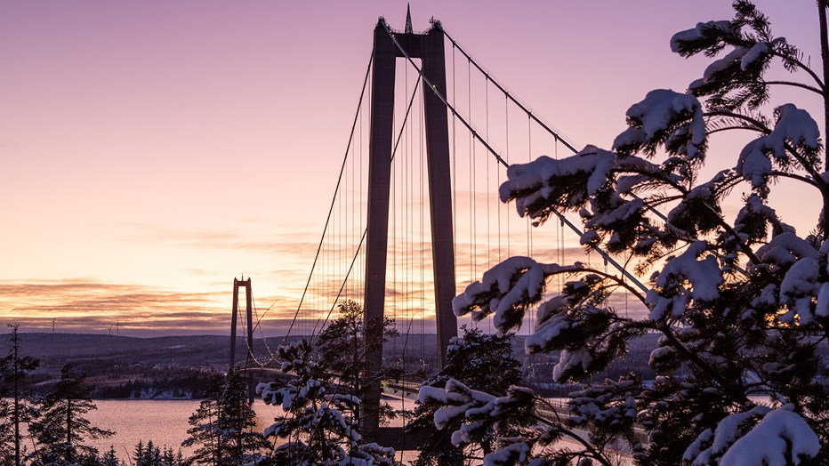 The reason why a suspension bridge was chosen is that the water depth in the Ångerman River is about 90 meters. The reason why a suspension bridge was chosen is that the water depth in the Ångerman River is about 90 meters.