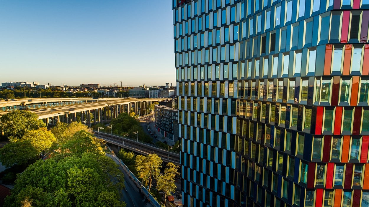 Utsikt över Stockholm och glasfasaden av Sthlm01. 