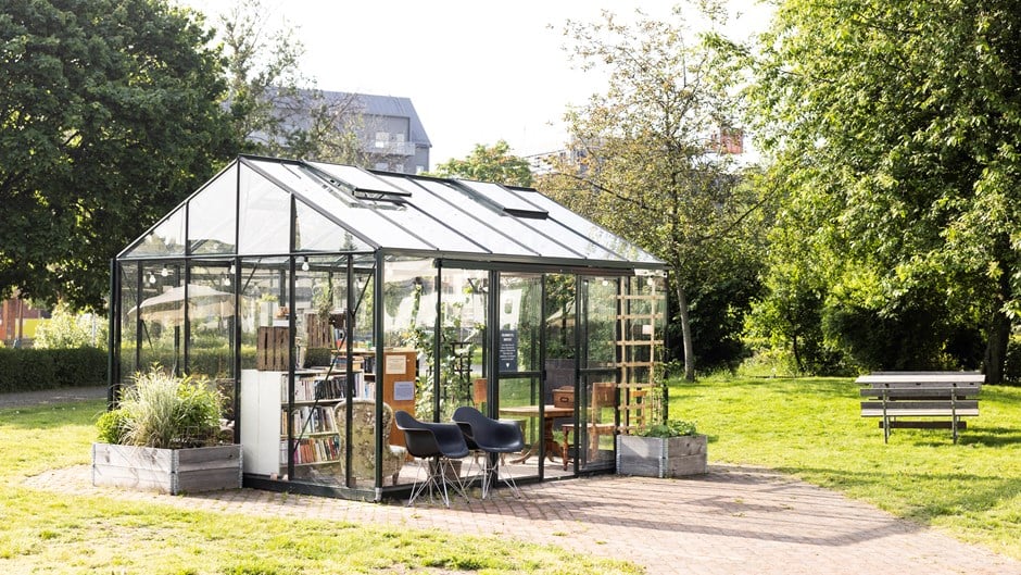 Växthus som fungerar som minibibliotek i Täby Park.