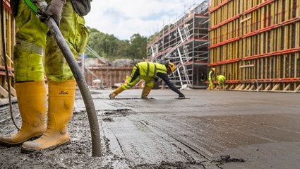 Efter nästan ett år av testning och dokumentation kunde Skanska börja gjuta betong med lägre klimatpåverkan på Hamnbanan i Göteborg.