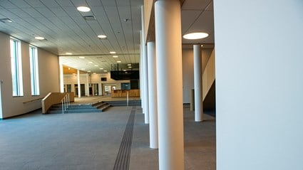 Skolan har plats för totalt 2 200 elever, varav 25 procent högstadieelever och 75 procent gymnasieelever