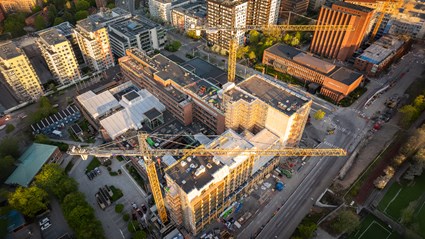 Bostadshusen kommer att få sedumtak, solceller och solvärmepaneler.