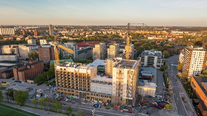 Till vänster ligger bostadsrätterna och höger på bilden syns det som blir den nya huvudentren.