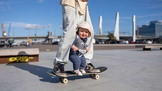 Bebis följer med när pappa åker skateboard.