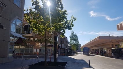 Busstorget ligger beläget mitt i centrala stan vilket medförde extra stor hänsyn till närliggande butiker och restauranger samt tredje man.