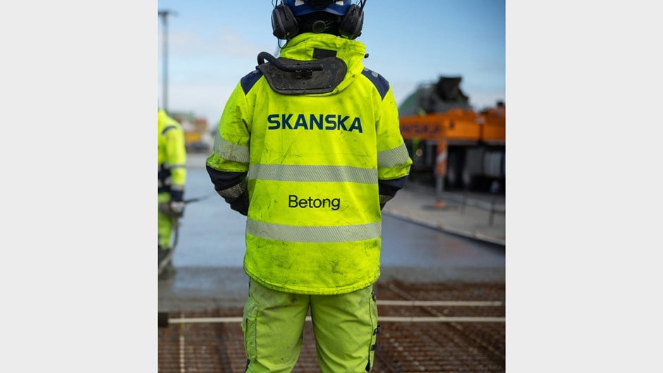 Yrkesarbetare med texten Skanska Betong på ryggen.