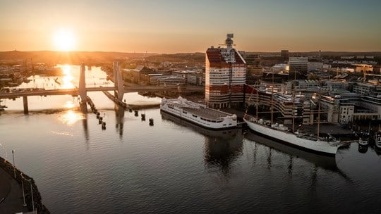 Bild över Hisingsbron i Göteborg i skymningsljus.