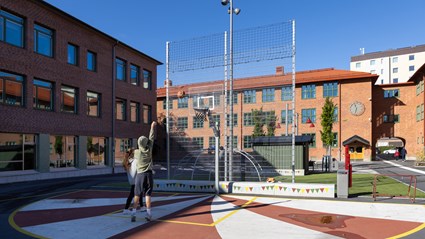 Skolgården uppmuntrar till lek och sport.