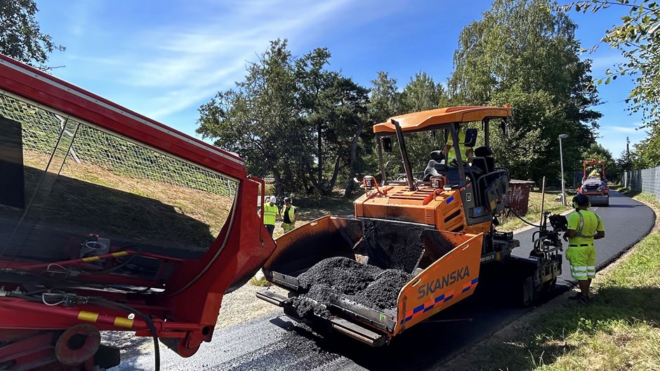 Asfaltering pågår på ett gång- och cykelstråk i Nynäshamn.