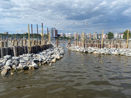 Holmarna har skapats av muddermassorna som blivit över i samband med bygget av en båthamn.