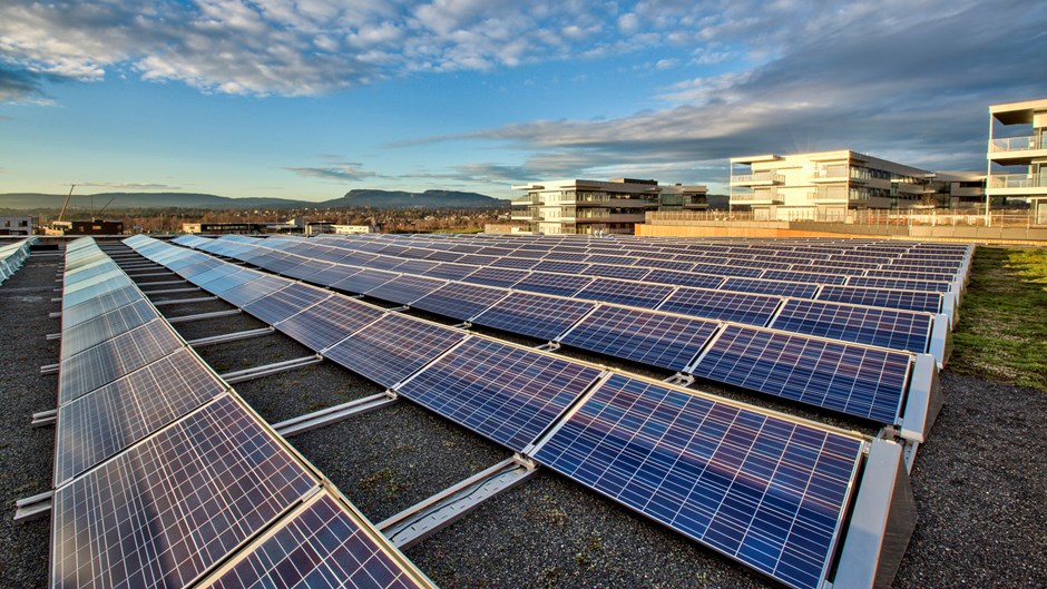 Solceller på taket till en fastighet.