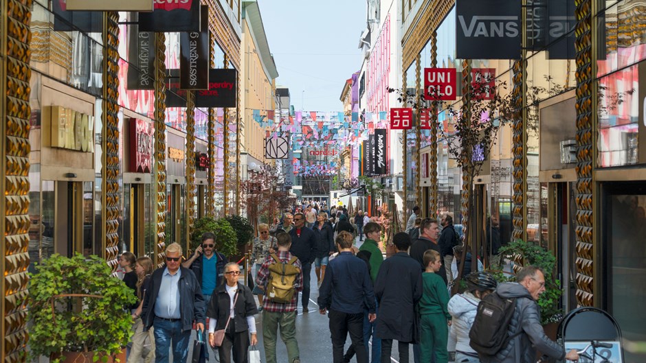 Myllrande shoppinggata i Göteborg.