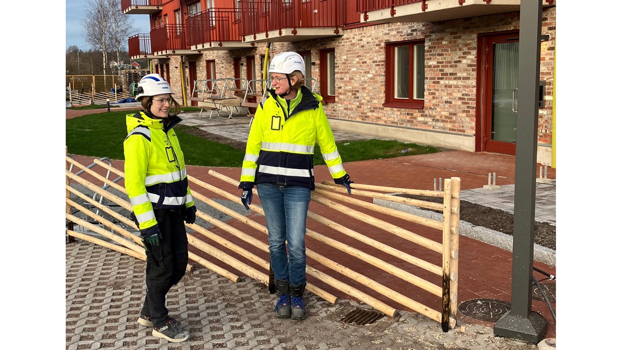 Skanskas projektingenjör Josefin Persson och projektchefen Anna-Maria Saul i Björlanda Ängar.