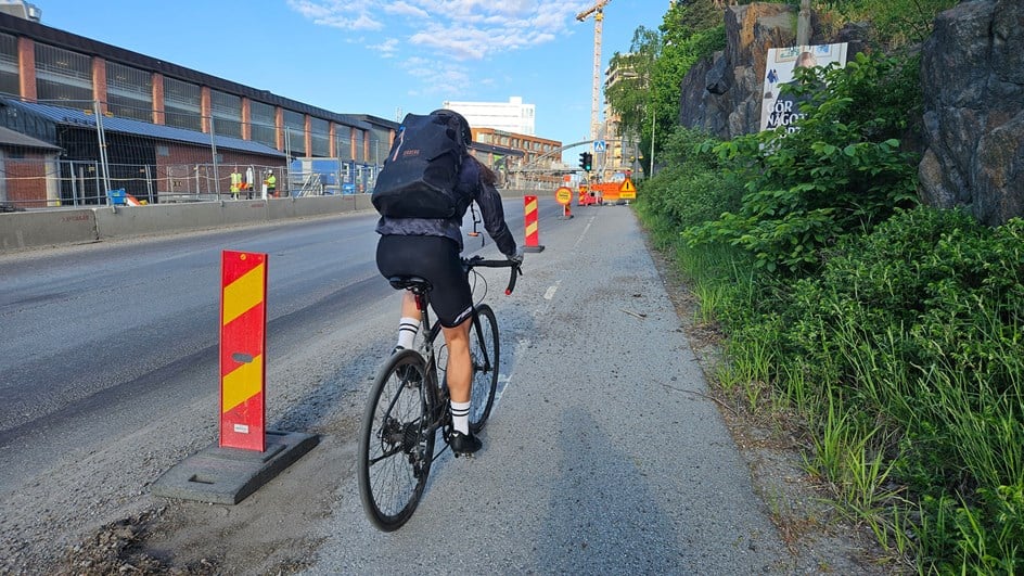 Södra-centrala-nacka-cyklist-bakifrån