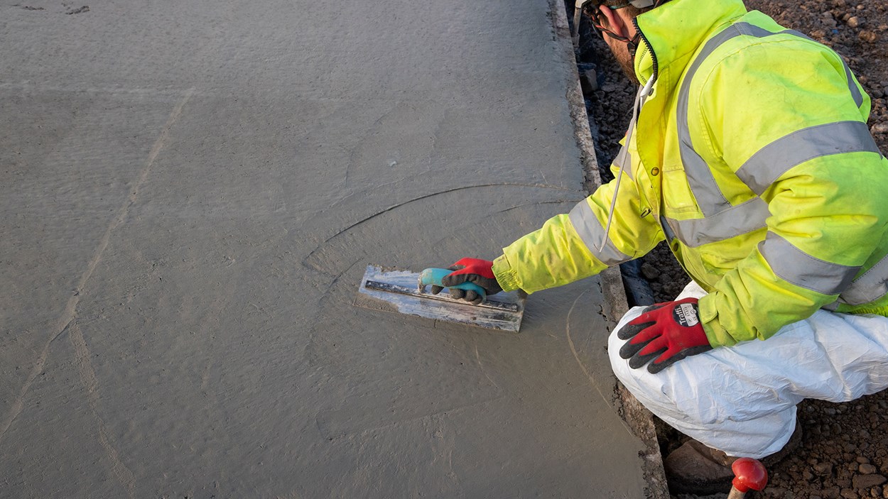 Yrkesmedarbetare på Skanska gjuter en betongplatta.